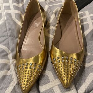 GUCCI AUTHENTIC EXCELLENT CONDITION GUCCI FLATS. COMES WITH BAG AND BOX